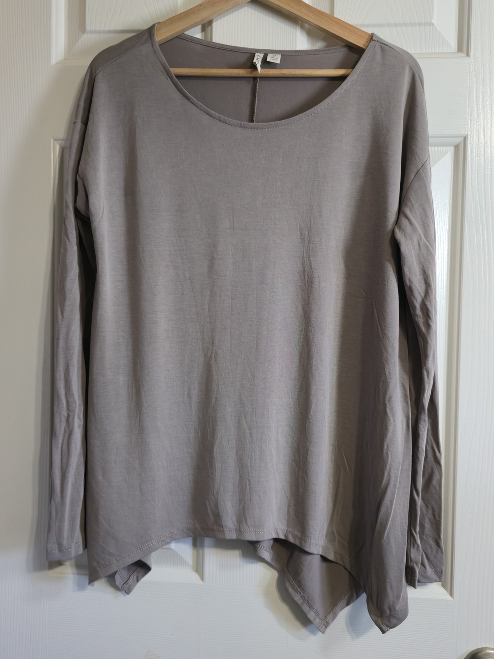 Cato Women’s Gray Solid Knit Scoop Neck Long Sleeve Asym Hem Size M